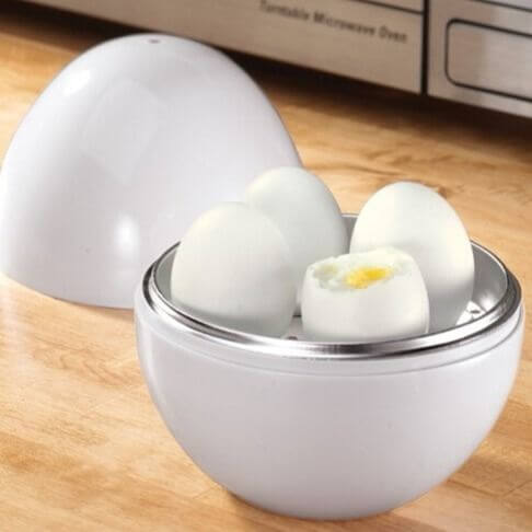 Boiling four eggs in microwave-safe container – fast and mess-free